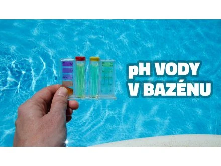 Ruka drží pH testovací proužky u bazénu pro úpravu vody.