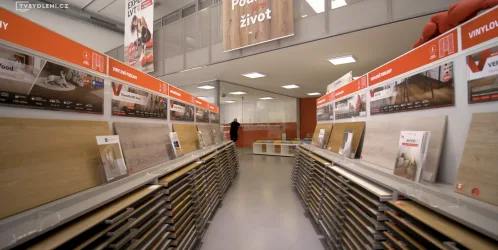 Prostorný obchodní prostor s ukázkami dřevotřísky pod stropním osvětlením.