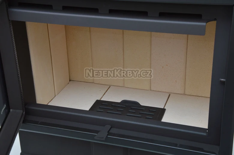 Vnitřek krbové vložky s keramickou výstelkou.