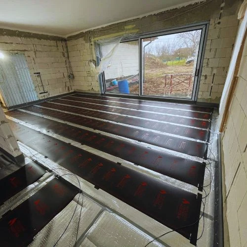 Instalace elektrického podlahového topení v nově budované místnosti.