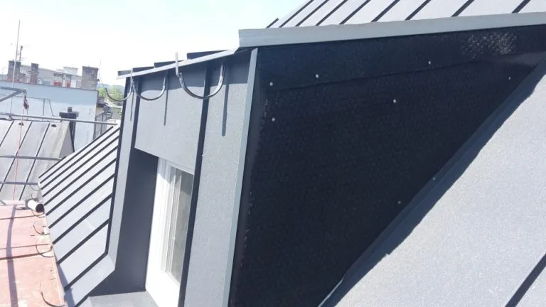 Detailní pohled na konstrukci plechové střechy s falcovou krytinou.
