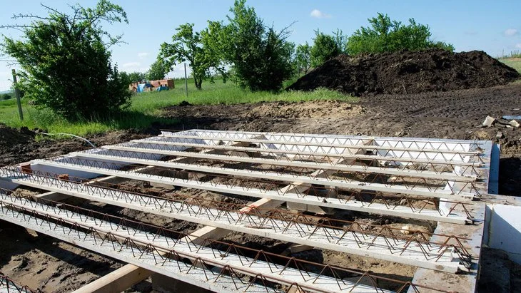Základová deska s výztuží na staveništi před betonováním.
