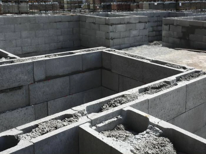 Ztracené bednění s betonem v dutinách bloků.