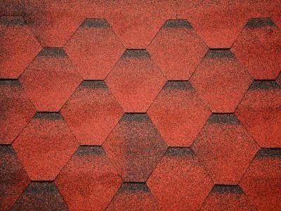 Červené šindele v geometrickém vzoru na střeše