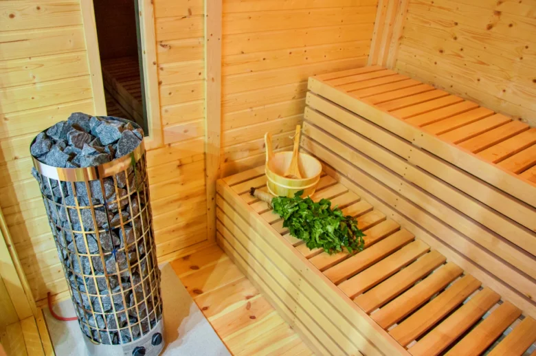 Ukončená finská sauna s elektrickým topidlem a lavicemi.