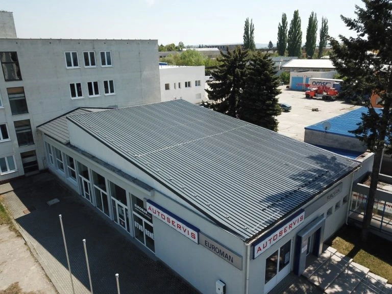 Pultová střecha z kovu na průmyslové budově s výrazným sklonem.
