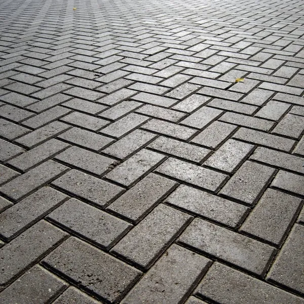 Správně položená šachovnicová skladba zámkové dlažby v ryze diagonálním vzoru.