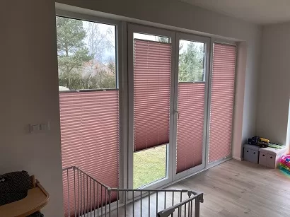 Montáž žaluzií na velká okna v interiéru domu.