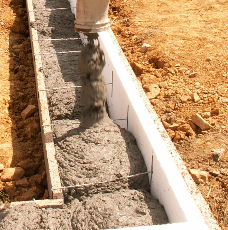 Zalévání betonu do ztraceného polystyrenového bednění.
