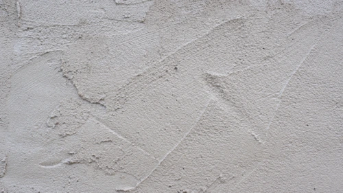 Textura omítkové malty na exteriérovém zdivu.