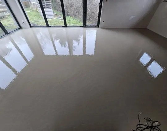 Hotový betonová podlaha s leskem v interiéru po úpravě.