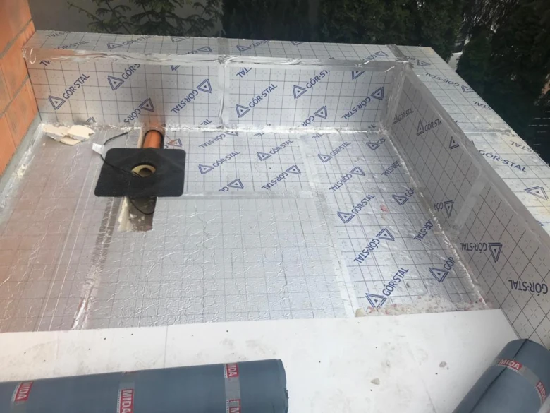 Vnitřní zateplení střechy fóliemi s instalací potrubního připojení.