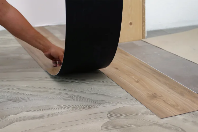 Instalace lepeného vinylového podlahového panelu na připravený povrch