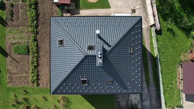 Plechová střecha na domě z výšky ukazuje dokončenou montáž.