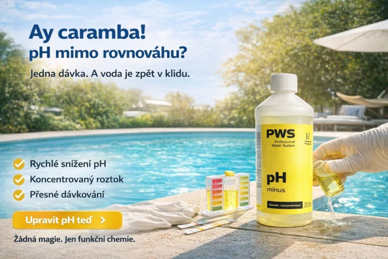 Ruka nalévá chemii do bazénu pro úpravu pH vody.