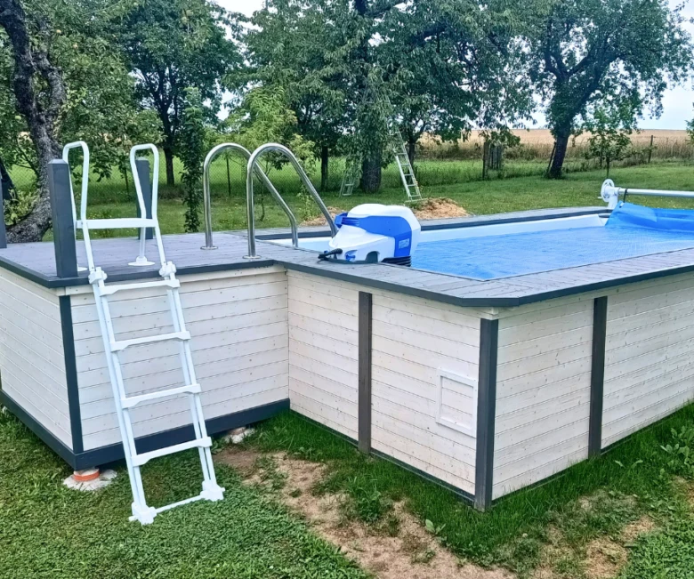 Nadzemní bazén s dřevěným obkladem v zahradním prostředí