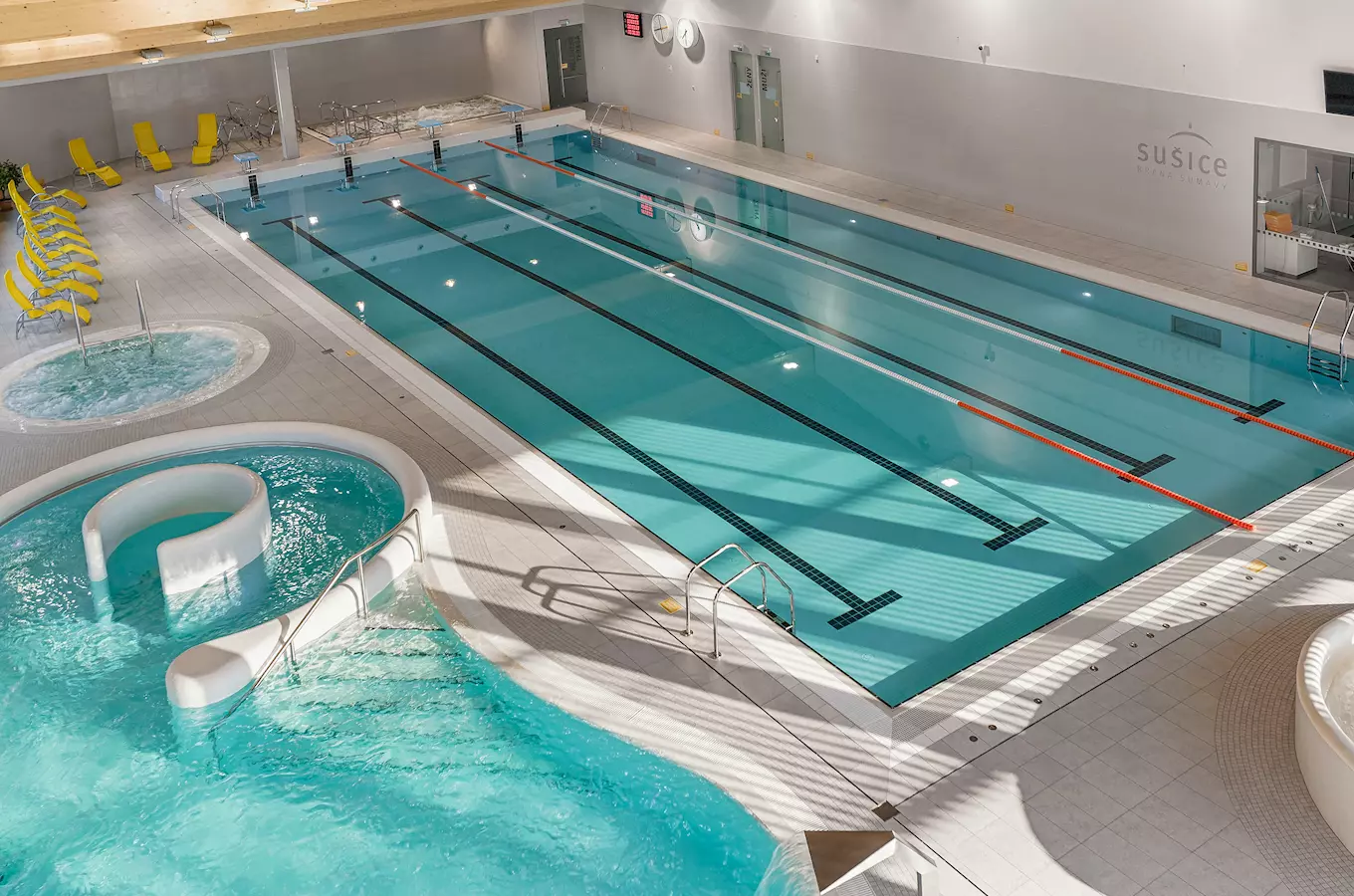 Moderní bazén v Sušici s wellness službami pro návštěvníky.