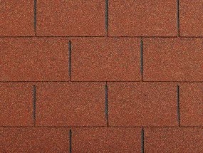Detailní záběr na červenohnědý asfaltový šindel s tmavými spárami.
