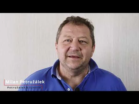 Muž v modrém tričku s jménem Milan Petrušálek.
