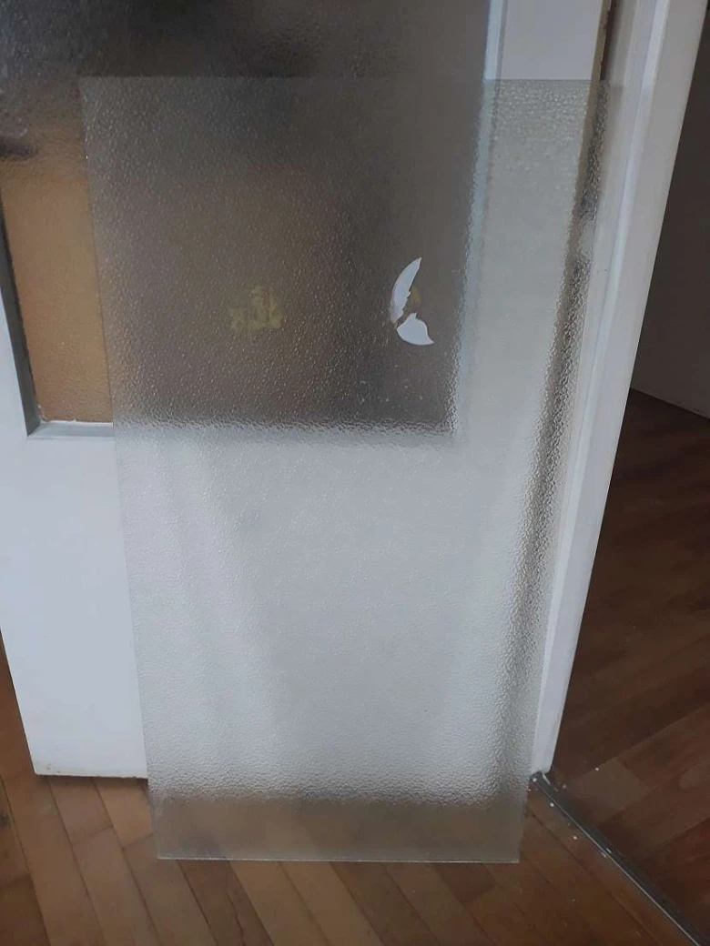 Matná skleněná výplň do dveří s texturovaným povrchem.