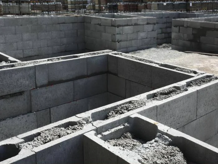 Ztracené bednění s čerstvě nalitým betonem v konstrukci.