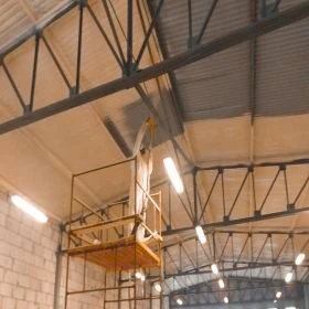 Práce na stříkané izolaci v průmyslovém objektu