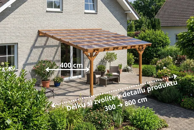 Dřevěná pergola s solárními panely na zahradním terasu u domu.