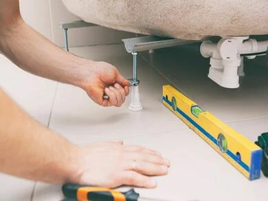 Instalace vany s úpravou nohou pomocí hladinky
