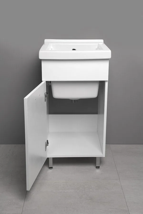 Bílá umyvadlová skříň s otevřenou dveřmi ukazující instalaci.
