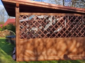 Dřevěná plachta s mřížkou na zahradní pergolu.