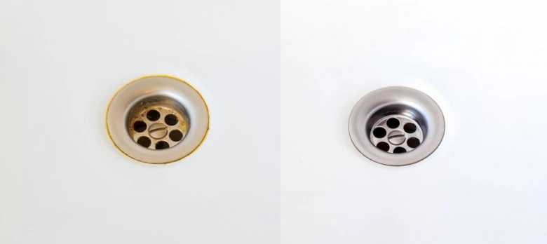 Porovnání rezavého sifonu po stranách nového nerezového sifonu.