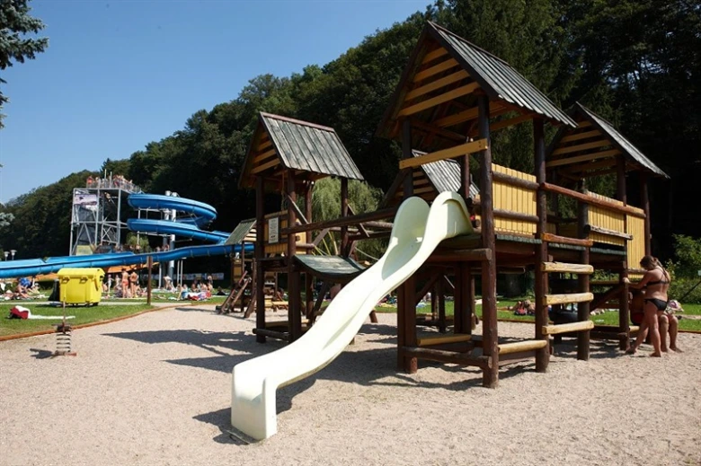 Dřevěné hřiště s kluzákem v akvaparku Trutnov