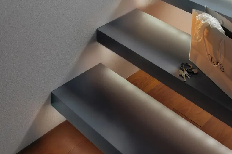 Modern schodiště s integrovaným osvětlením pod stupni pomocí LED.