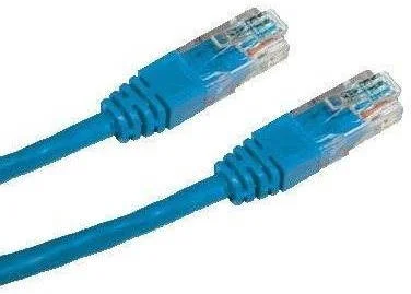 Dvě modré síťové kabely s konektory typu RJ45 na bílém pozadí.