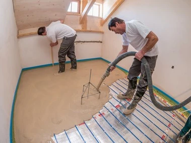Montáž podlahového topení před pokládkou dřevěné podlahy.