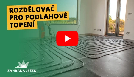 Zelené potrubí pro podlahové vytápění v nově budovaném interiéru.