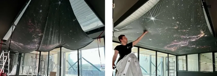 Muž napíná hvězdný strop v interiéru během instalace.