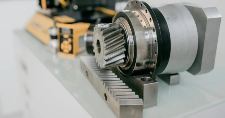 Detailní pohled na převodový systém asynchronního elektromotoru.