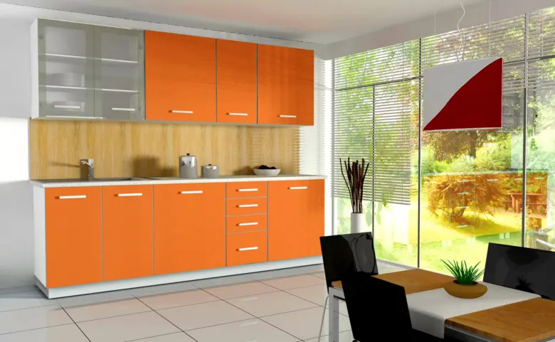 Moderní kuchyňská linka s oranžovými skříněmi a dřevěnou zadní stěnou.