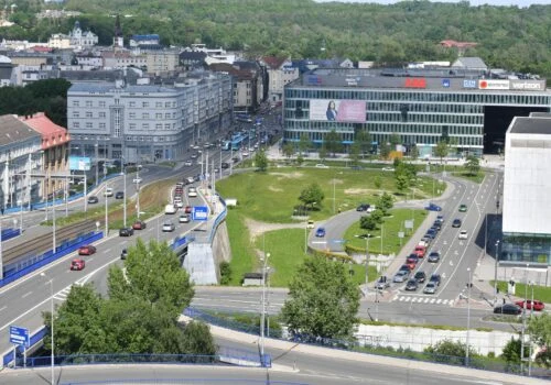 Pohled na ostravské centrum s budovami a silnicemi