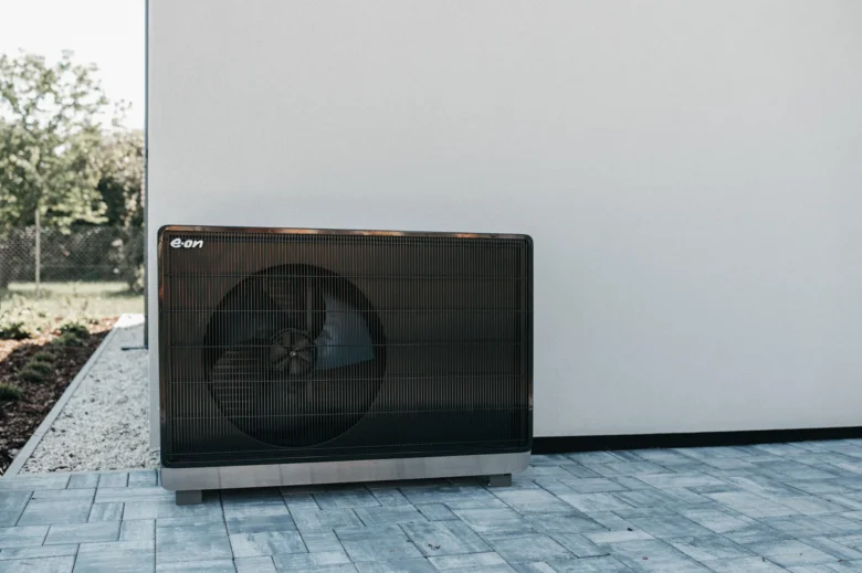 Venkovní jednotka tepelného čerpadla s velkým ventilátorem.