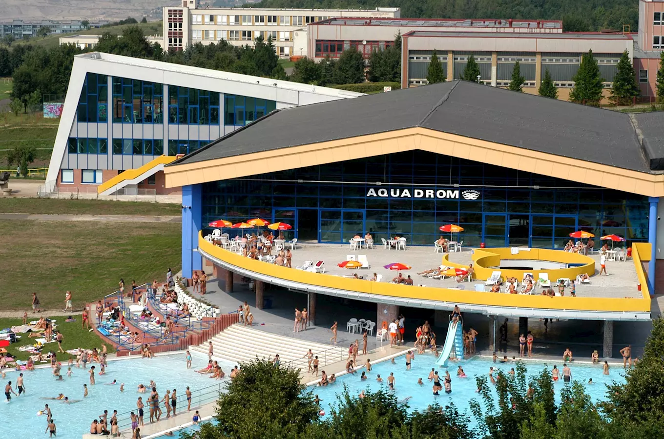 Koupaliště Aquadrom v Mostě s bazény a skluzavkami.