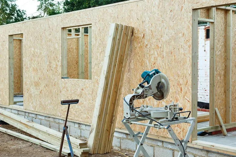 Stavba domu s dřevotřískovými deskami OSB na základě z betonu.