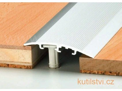 Bílá přechodová lišta pro spojení dvou podlahových krytin.