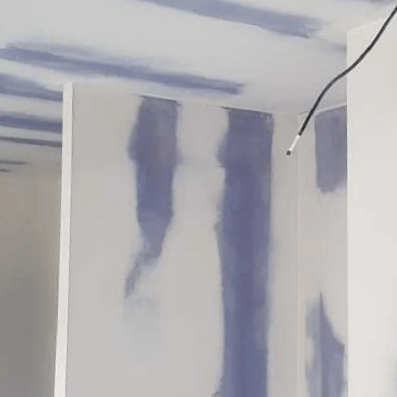 Náplast na spoje sádrokartonu při tmelení stěny