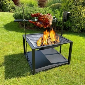 Kachna na grilu s otevřeným ohněm v zahradním ohništi.