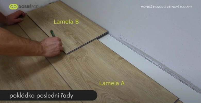 Montáž plovoucí podlahy - řezání posledního řádu lamel.