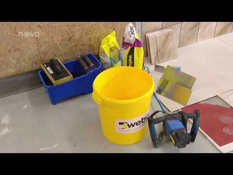 Nástroje pro hydroizolaci domu s kbelíkem a špachtlou.