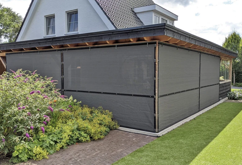 Moderní pergola s tmavou plachtou pro zahradu.