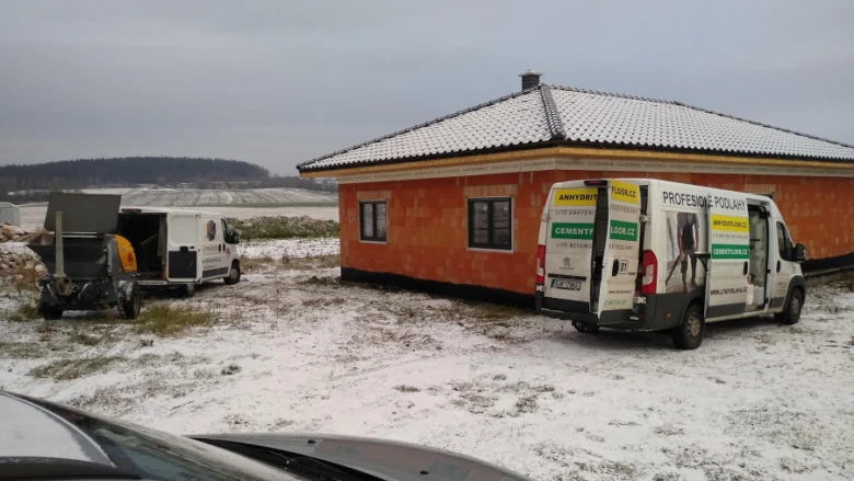 Staveniště s kamionem pro betonové podlahy a leštění svépomocí